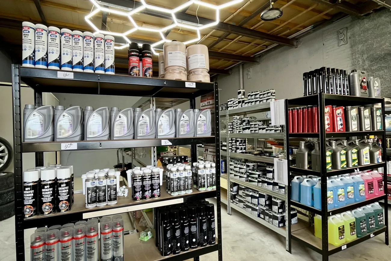 Boutique de pièces détachées ISLK Auto Pièces sous son éclairage hexagonal