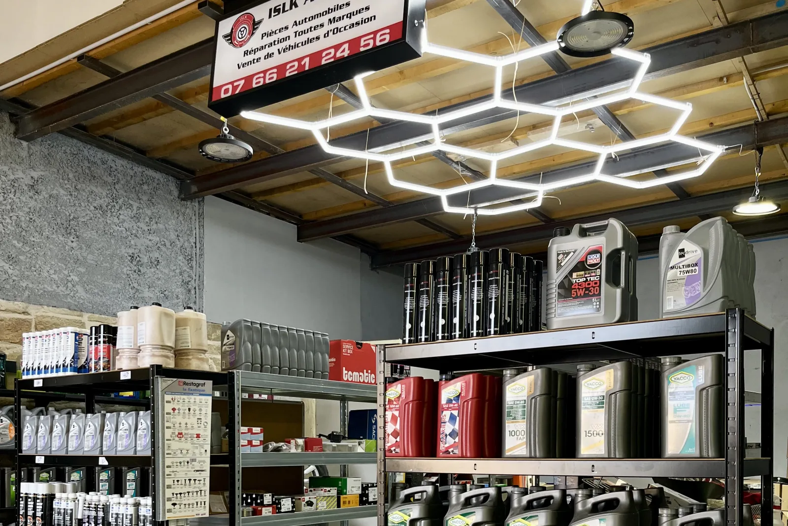 Intérieur du garage ISLK à Pont-Évêque, atelier et boutique réunis