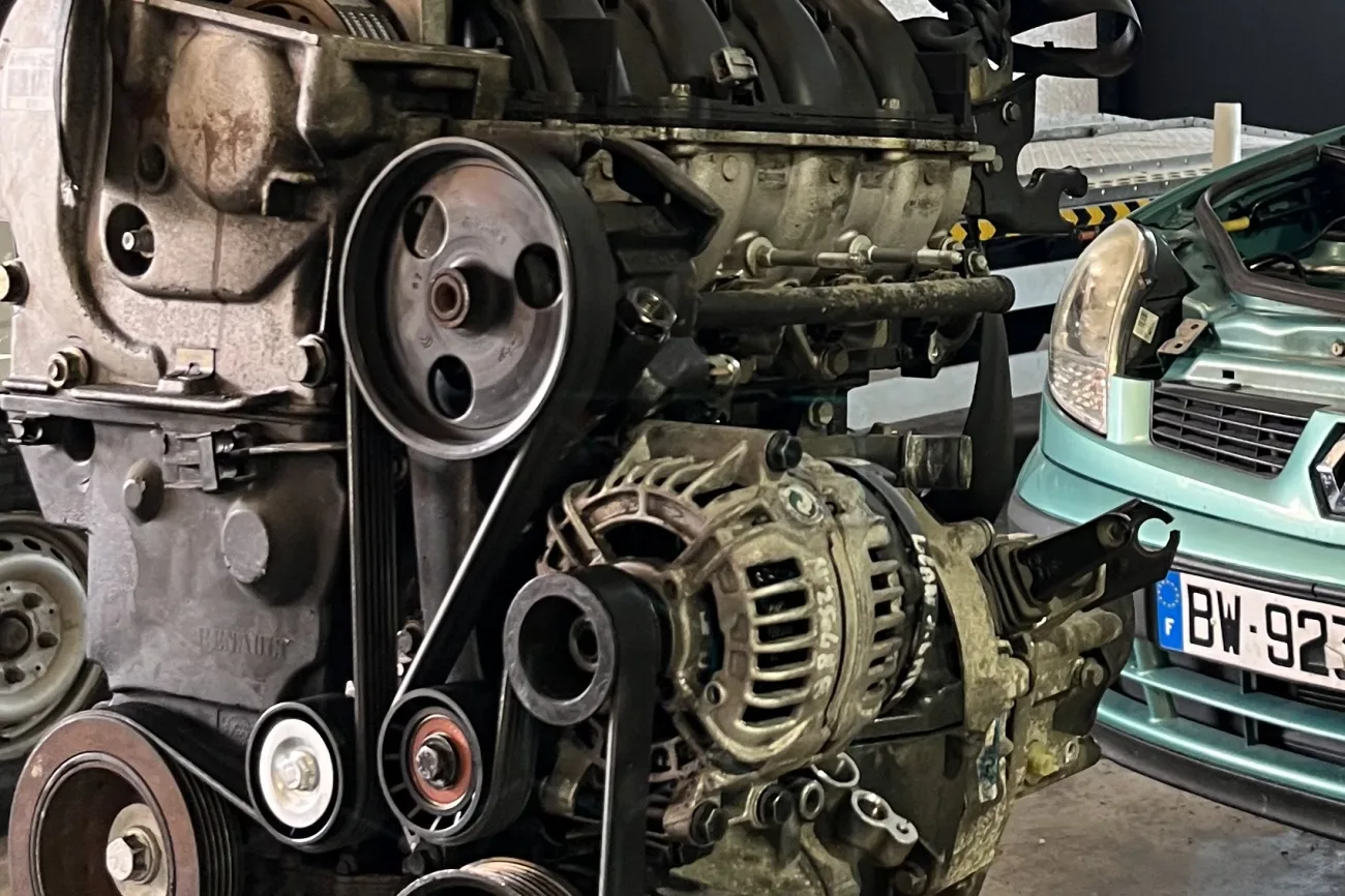 Face avant déposée pour accéder à la distribution d'un moteur diesel