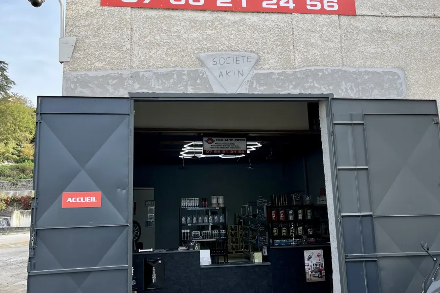 Façade et porte ouverte du garage ISLK à Pont-Évêque