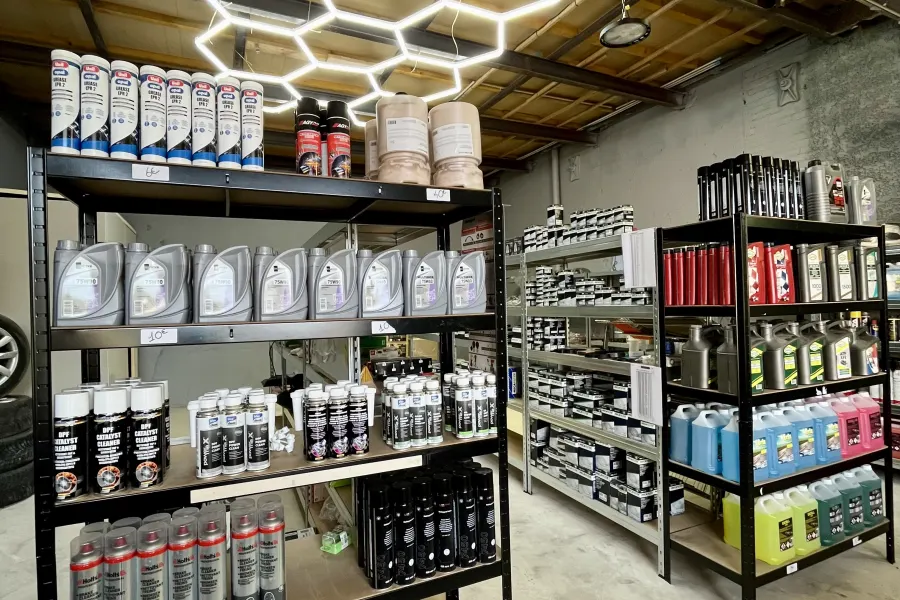 Boutique de pièces détachées ISLK sous son éclairage hexagonal