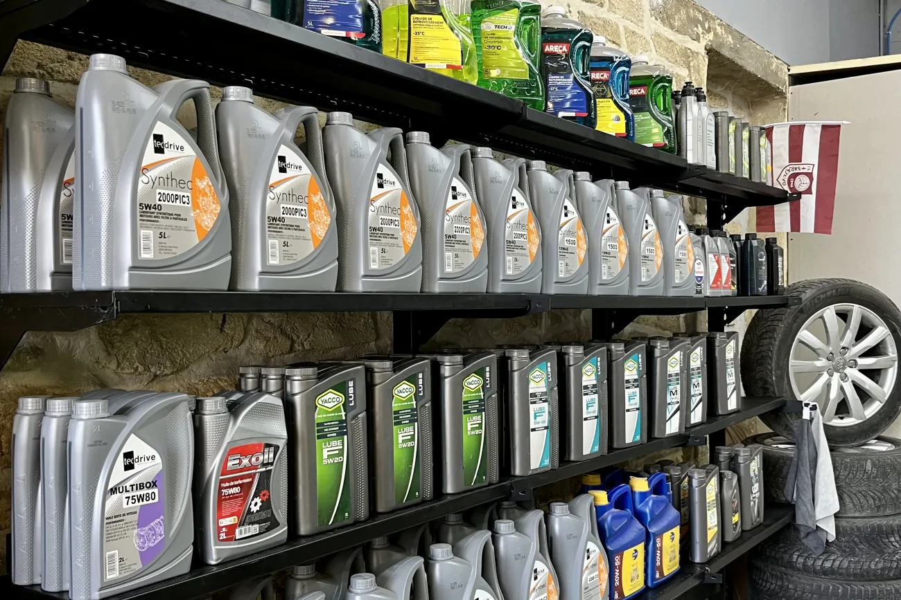 Rayons d'huiles moteur et de filtres dans la boutique ISLK à Pont-Évêque